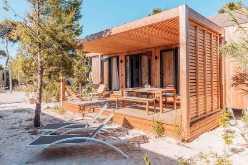 a small wooden cabin with a table and chairs at Salines in Hyères