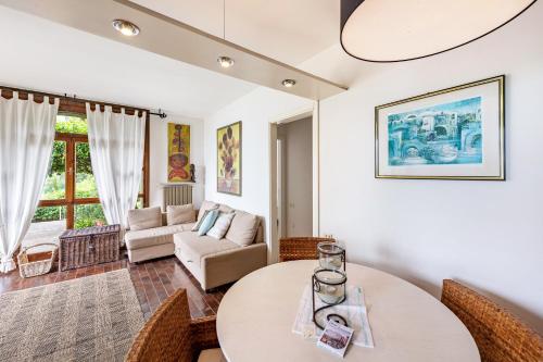 un salon avec une table et un canapé dans l'établissement Villa Verde, à Torri del Benaco