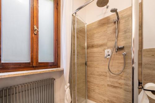 une douche avec une porte en verre dans une salle de bain dans l'établissement Villa Verde, à Torri del Benaco