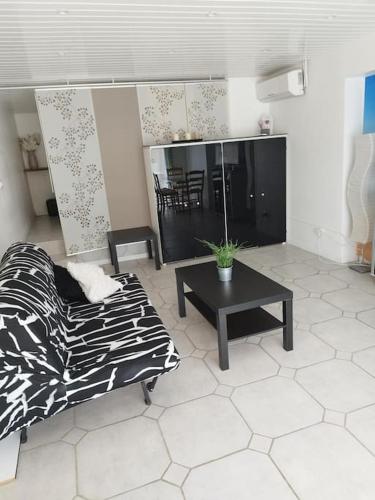 un salon avec un canapé et une table dans l'établissement Bas de villa climatisé avec coin terrasse, à Sanary-sur-Mer