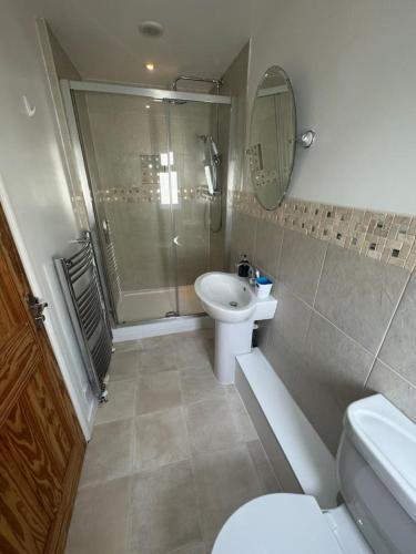 Bilik mandi di Homely 4 bed in Barnstaple