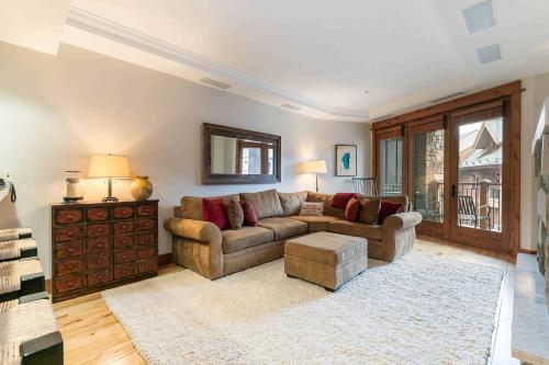 ein Wohnzimmer mit Sofa und Tisch in der Unterkunft Big Horn Lodge 409 by East West Hospitality in Truckee