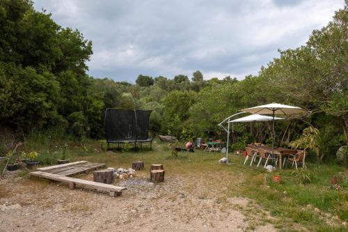 a garden with a picnic table and an umbrella at Kokkini Peach Budget in Kokkínion