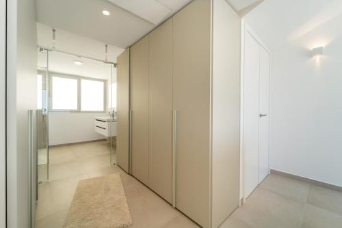 Ένα μπάνιο στο Panoramic sea view 4 Bedroom stupa Duplex with Jacuzzi
