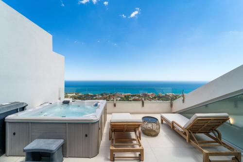 Panoramic sea view 4 Bedroom stupa Duplex with Jacuzzi