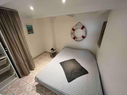 une chambre avec un lit avec un oreiller dessus dans l'établissement Petit Boucan 47m2 Dans le coeur du Panier, à Marseille