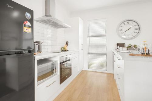Η κουζίνα ή μικρή κουζίνα στο Modern and Central with 2 Ensuites -By KOSH BNB