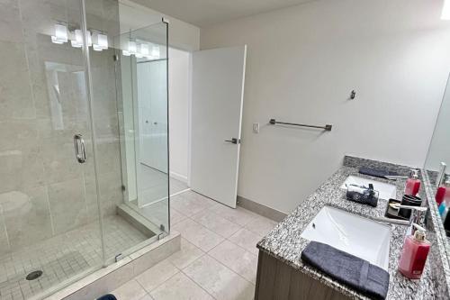 Et badeværelse på Resort Style Luxury Living in Doral, Miami