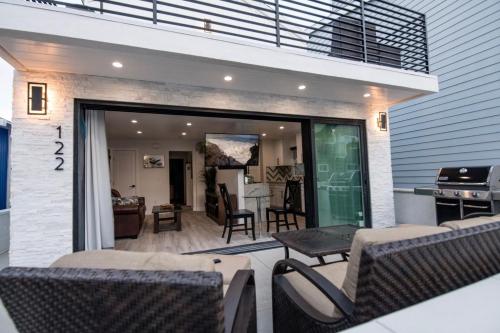 a screened in porch with chairs and a table at Upper West Newport in Newport Beach