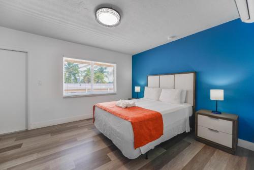 Postel nebo postele na pokoji v ubytování Comfortable Beachfront Studio with pool! -M32