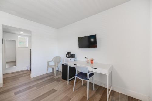 TV a/nebo společenská místnost v ubytování Comfortable Beachfront Studio with pool! -M32