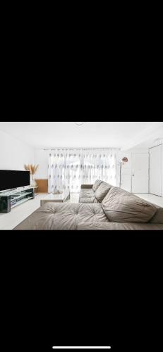 une chambre avec un grand lit et une télévision dans l'établissement Appartement duplex en résidence familiale et surveillée de 2 chambres à deux pas de paris avec sa place de parking et son jardinet Pas de fêtes, à Bagneux