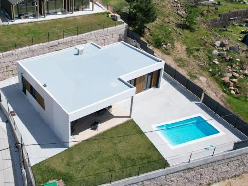 an aerial view of a house with a swimming pool at Casa OS BALCÓNS Ría de Arousa in Boiro