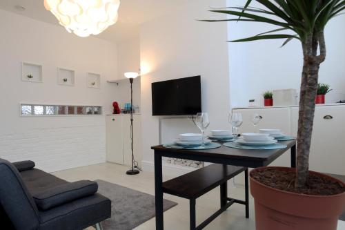 2-Bedroom House, Free Parking, High Speed Wi-Fi, Swinton Manchester photo 6
