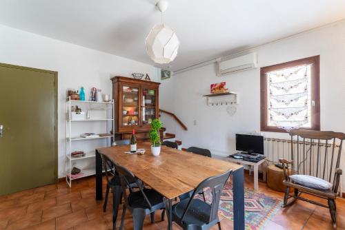 une salle à manger avec une table et des chaises en bois dans l'établissement L'oustalet en Provence, à Saint-Hilaire-dʼOzilhan