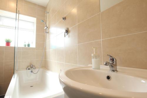 2-Bedroom House, Free Parking, High Speed Wi-Fi, Swinton Manchester photo 4