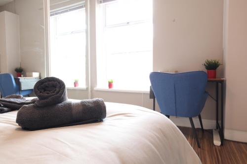 2-Bedroom House, Free Parking, High Speed Wi-Fi, Swinton Manchester photo 11