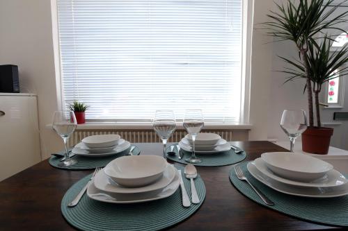 2-Bedroom House, Free Parking, High Speed Wi-Fi, Swinton Manchester photo 9