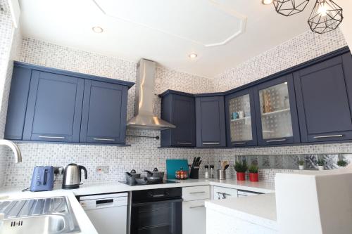 2-Bedroom House, Free Parking, High Speed Wi-Fi, Swinton Manchester photo 5