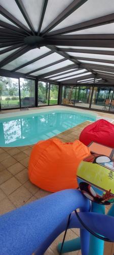 - une piscine gonflable dans l'établissement Gîte La Chaume, à Perrigny-sur-Loire