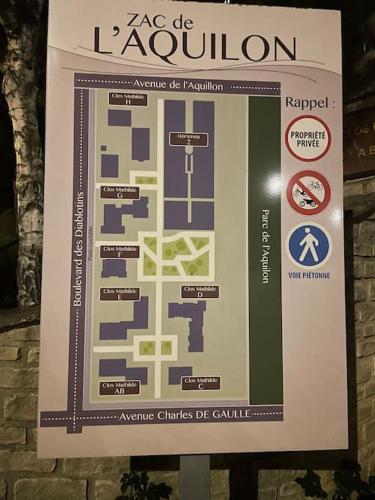 un panneau pour un jeu de Londres sur un mur dans l'établissement Très joli 2p rénové avec jardin, à Cabourg