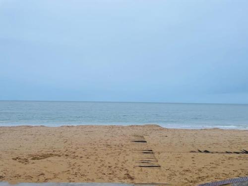 une île dans le sable sur la plage dans l'établissement Très joli 2p rénové avec jardin, à Cabourg