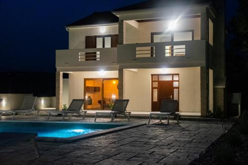 Bazen u objektu New Serenity Zen Garden Villa ili u blizini