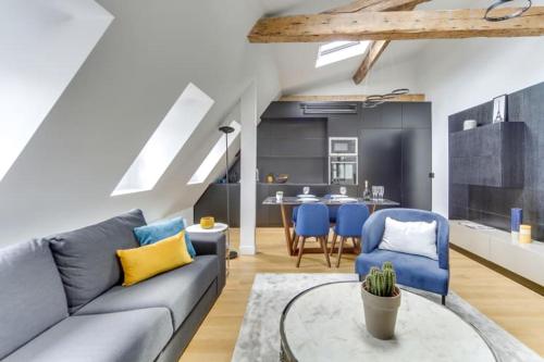 un salon avec un canapé et une table dans l'établissement Elegant Home 2BDR 6P Near Champs Elysées, à Paris