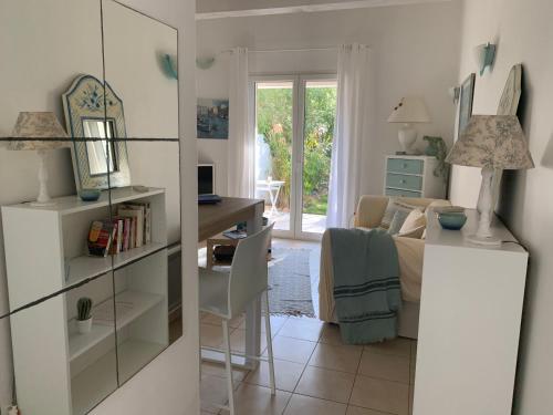 une chambre avec un lit et un bureau avec un bureau dans l'établissement Oasis de verdure, à Sanary-sur-Mer