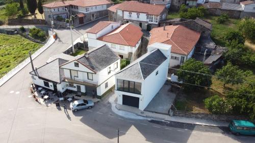 an overhead view of a house with a parking lot at Casa Tome A Teixeira - Ribeira Sacra in Teixeira