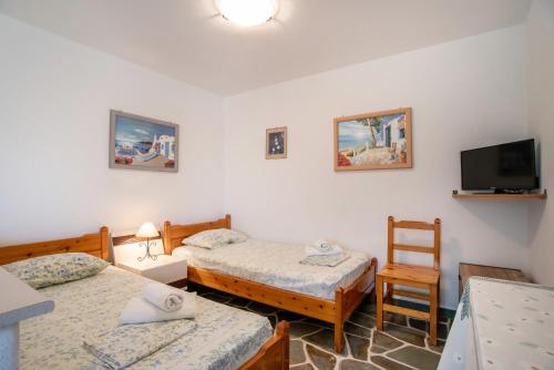 Φωτογραφία από το άλμπουμ του Studios Prombona To Petrino Spiti στον Λογαρά