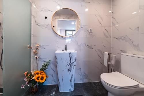 a bathroom with a toilet and a mirror at Wynajem grupowy Szansa in Mrągowo