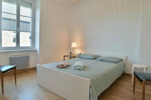 une chambre avec un lit avec un animal en peluche dessus dans l'établissement Séjour Bucolique Sur les Bords de Rance, à Pleudihen-sur-Rance