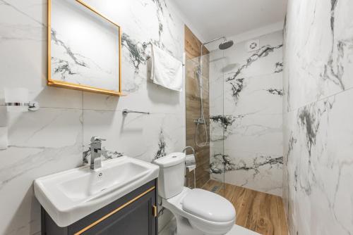 Ванна кімната в Lucas Central Stylish Studio