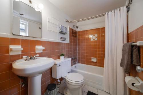 Un baño con lavabo, inodoro y bañera. en The mariner Suites #22 - Beachfront Studio, en Hollywood
