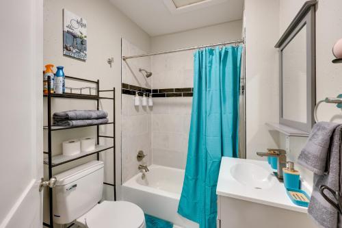 Ένα μπάνιο στο Hot Springs Home with Yard, Walk to Bathhouse Row!