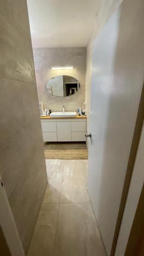 a bathroom with a sink and a mirror at קוט'ג 6 חדרים שלווה תבורית in Kefar Tavor