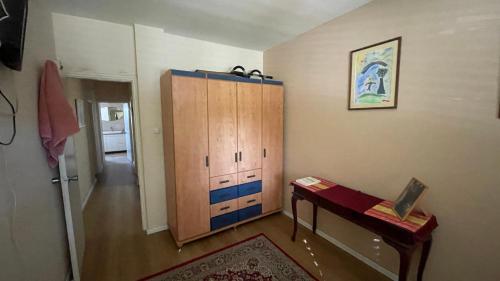a room with a wooden cabinet and a table at קוט'ג 6 חדרים שלווה תבורית in Kefar Tavor