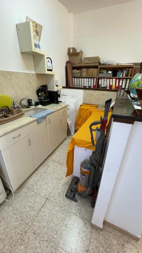 a kitchen with a mop on the floor in a room at קוט'ג 6 חדרים שלווה תבורית in Kefar Tavor