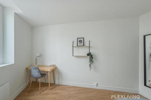 Cette chambre blanche dispose d'un bureau et d'une chaise. dans l'établissement Flexliving - Room - Henri Sellier - Suresnes 92, à Suresnes