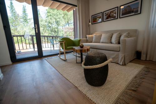 a living room with a couch and a table at Refúgio da Quinta Nere Maitia in Santarém