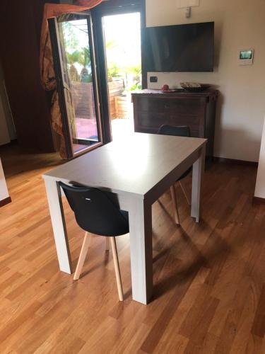 a white table and two chairs in a room at Apulia House in Bisceglie