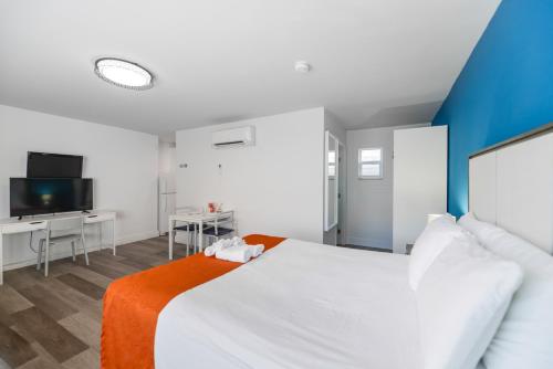Ένα ή περισσότερα κρεβάτια σε δωμάτιο στο Hollywood Beach Retreat Studio - M23