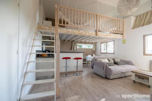 Zimmer mit einem Hochbett und einem Wohnzimmer in der Unterkunft Villa Le Mas des Roches à 15mn airport Marseille in Velaux