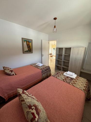 Zimmer mit 2 Betten in einem Zimmer in der Unterkunft El Canelo in Villa La Angostura