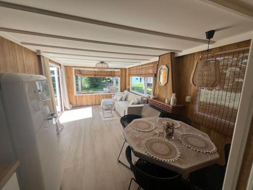 Ruang duduk di Ibiza style chalet