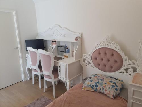 une chambre avec un lit, un bureau et des chaises dans l'établissement Maison Familiale JO 2024, à Aubervilliers