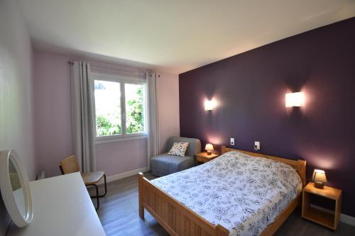 a bedroom with a bed and a chair and a window at Cantegril - Hossegor jolie villa mitoyenne avec jardin clos indépendant idéalement située entre lac et océan in Soorts-Hossegor