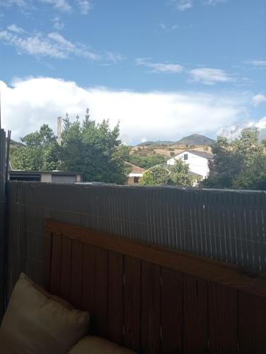 d'un balcon avec une clôture en bois et une vue. dans l'établissement Appartement 4 couchages, à Corte