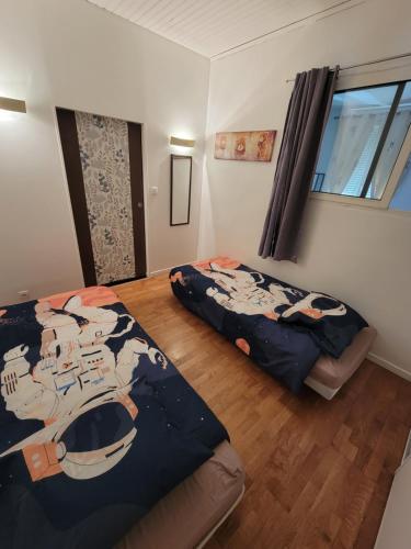 Ένα ή περισσότερα κρεβάτια σε δωμάτιο στο grand appartement lumineux
